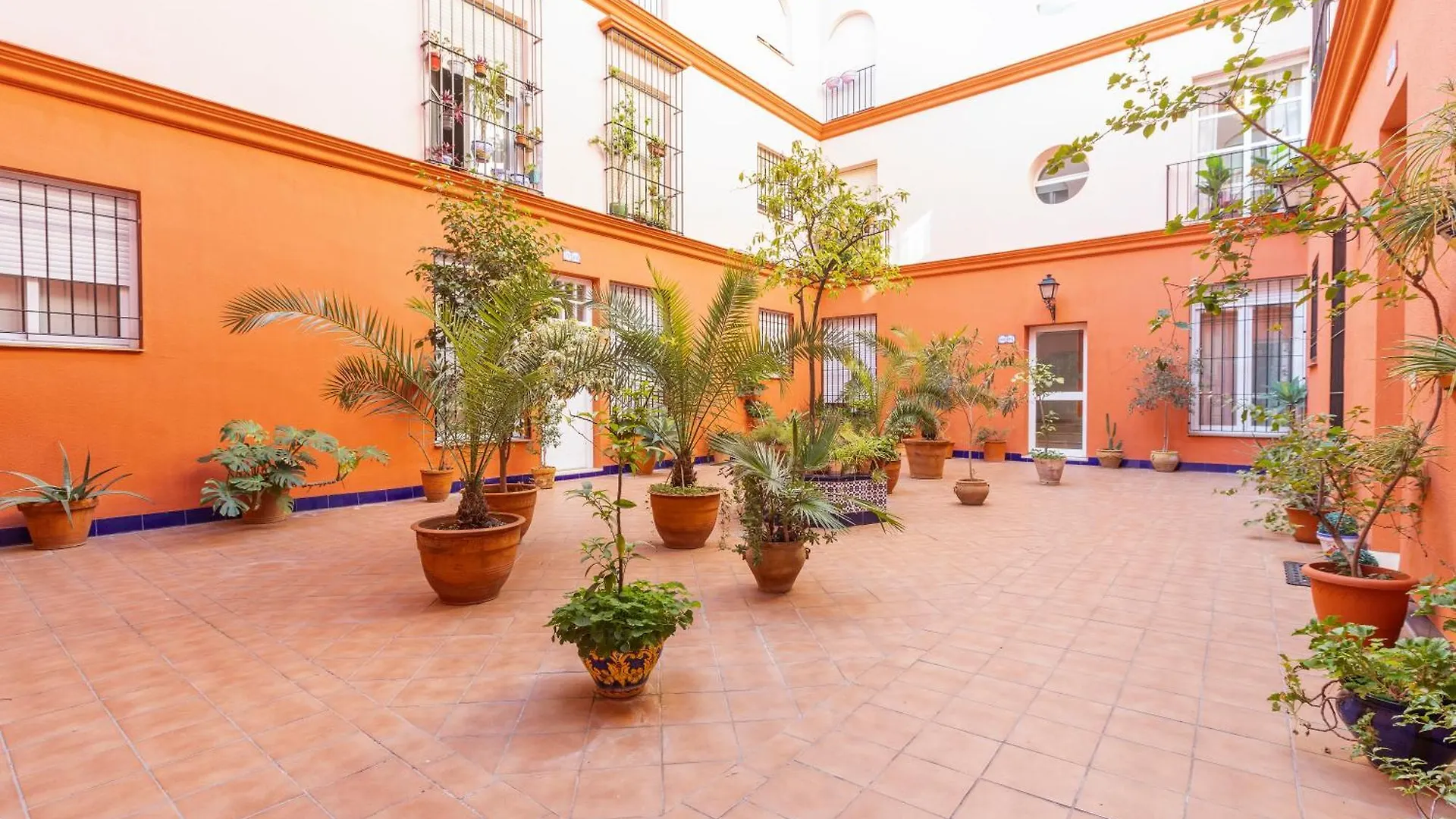 Avanti Sirena Sevilla 0*,  İspanya